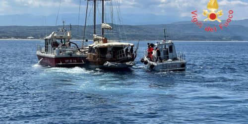 Paura al largo di Gioia Tauro. Rischiano di affondare, salvati dai Vigili del fuoco