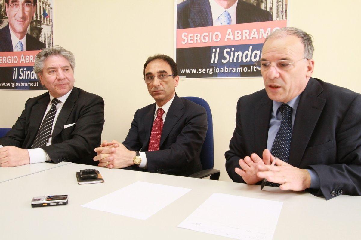 Cresce il fronte anti-Abramo