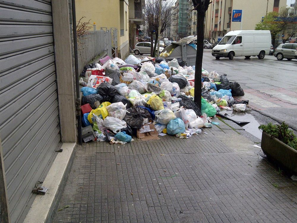 Emergenza rifiuti a Cosenza, 25 consiglieri: convocare un Consiglio straordinario