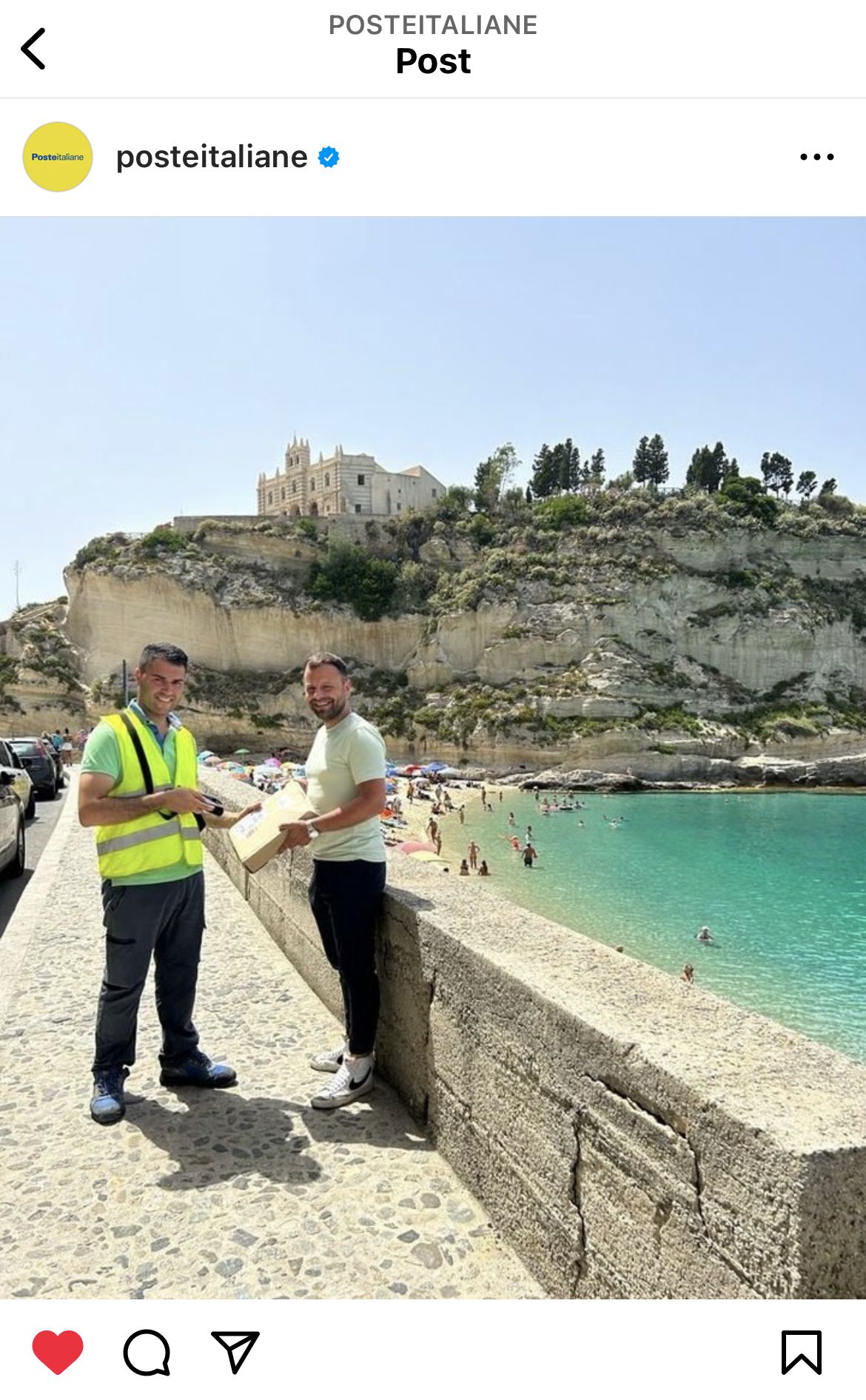 I portalettere di Poste Italiane a Tropea, una delle spiagge più belle d’Italia