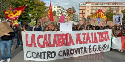 Da Reggio Calabria a Cosenza e Catanzaro, in piazza migliaia di studenti e lavoratori – VIDEO E FOTO