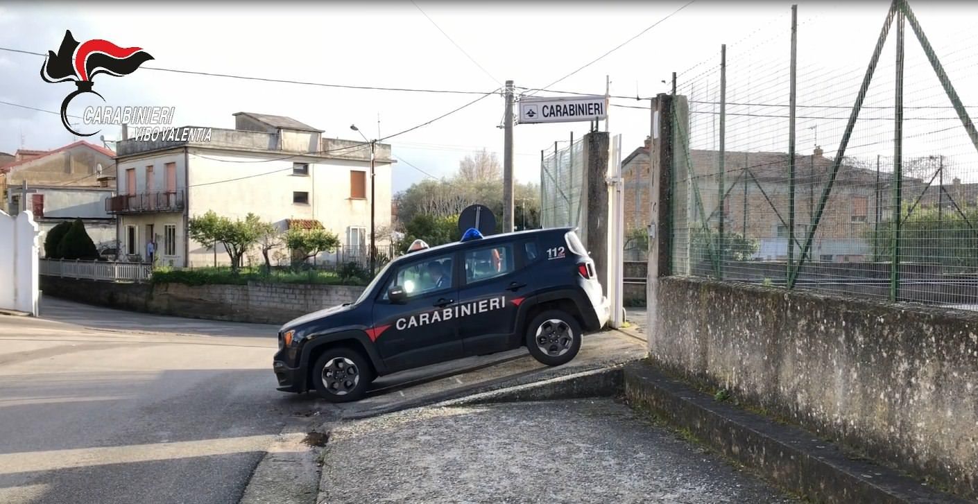 Aggredisce una coppia e i carabinieri, 20enne arrestato due volte in 12 ore