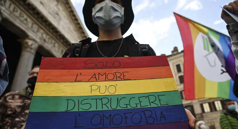 Omofobia e insulti, l’incubo di Davide. «Guardati le spalle»