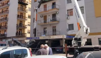 Cadono dal decimo piano: due operai morti