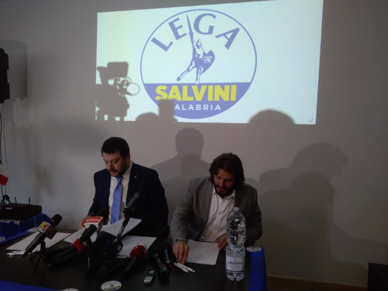 «Il candidato? Sono io…». Iniziano con una battuta le Regionali di Salvini – VIDEO E FOTO