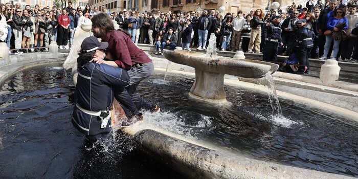 Blitz degli attivisti a Piazza di Spagna, liquido nero nella Barcaccia