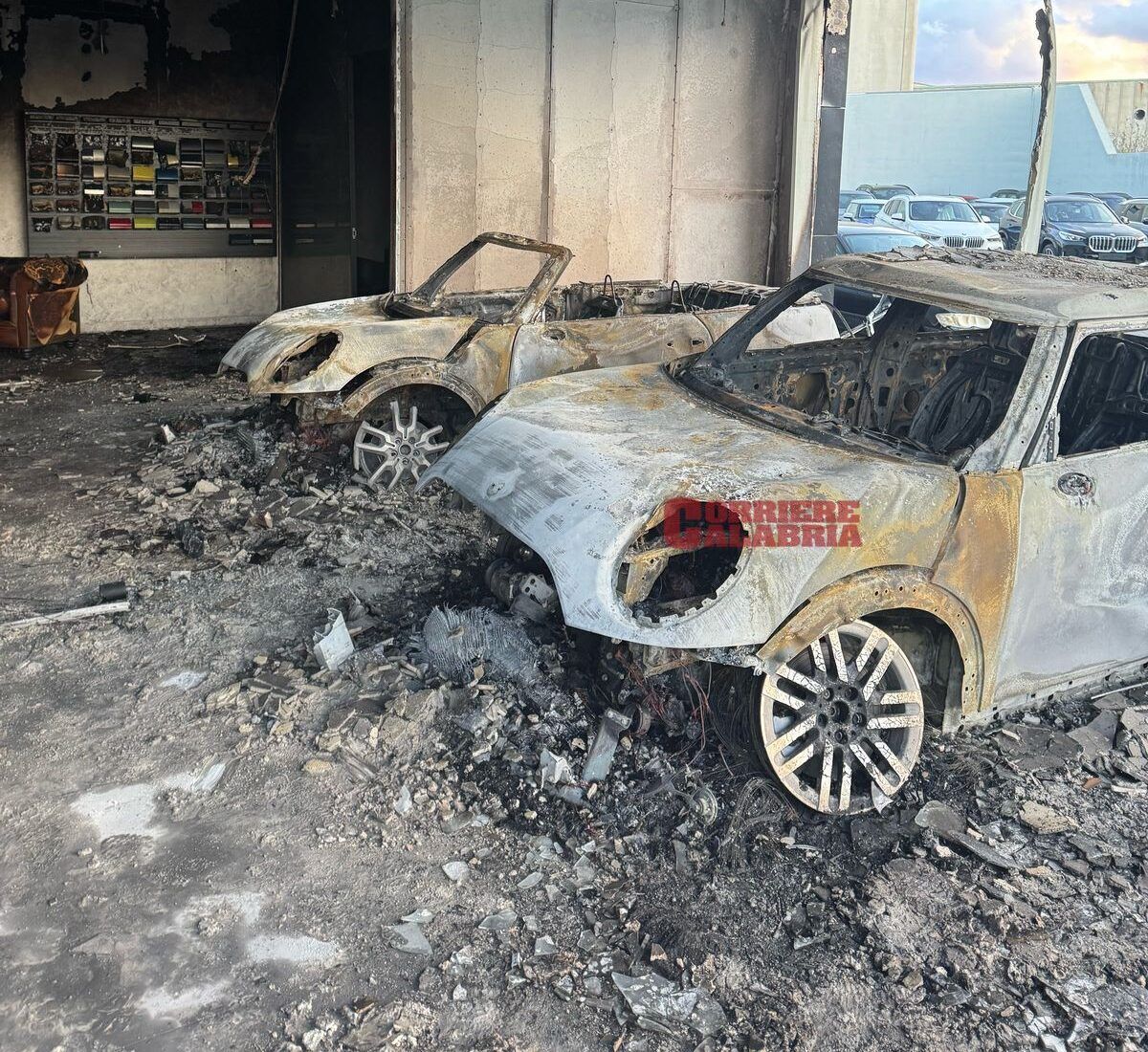 Ondata di solidarietà dopo l’incendio doloso al concessionario Calabria Motori. «Atto gravissimo»