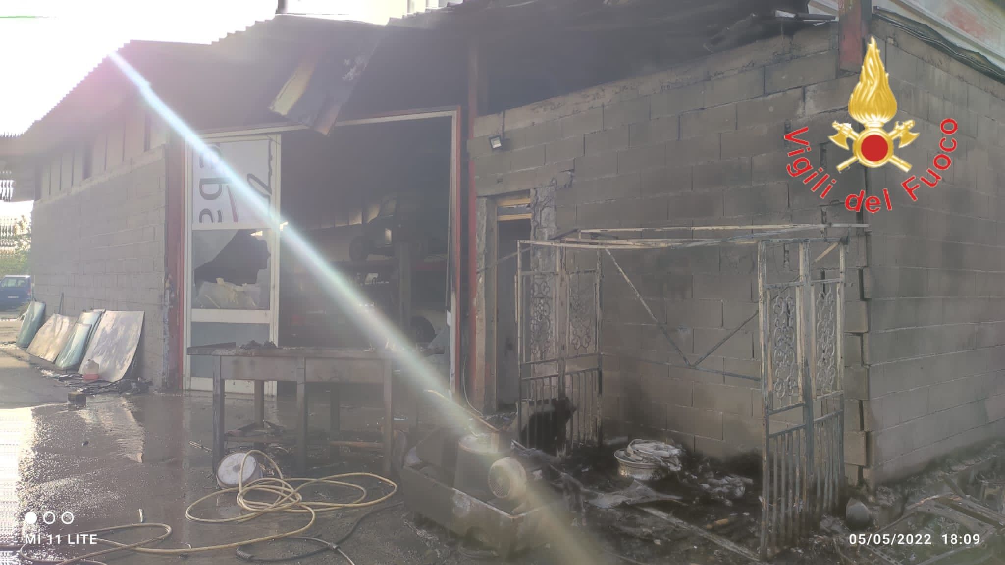 Lamezia, in fiamme un capannone commerciale