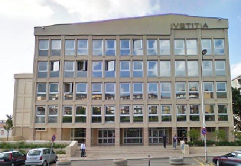 Una testa d'agnello davanti al tribunale di Lamezia