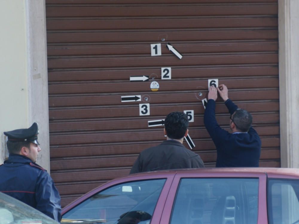 Spari contro un negozio a Lamezia Terme