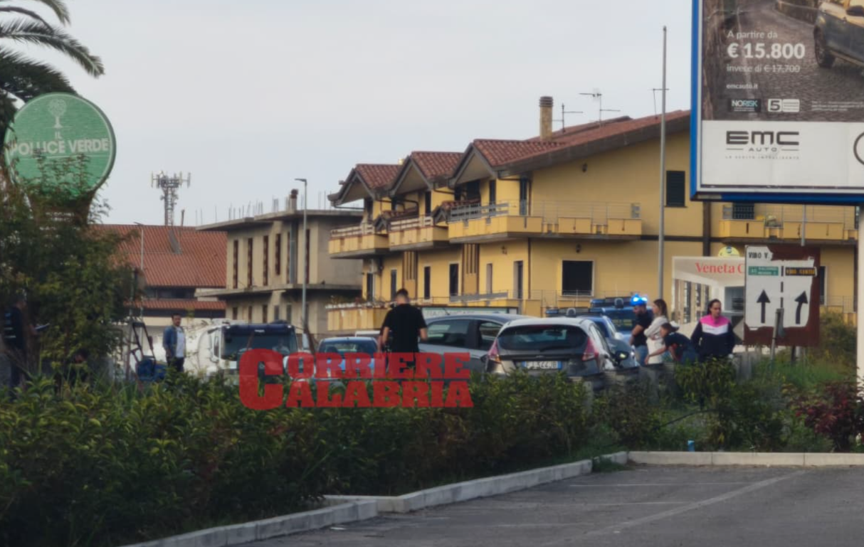 Incidente a Vibo Valentia, scontro frontale fra due auto sulla Statale 18 – FOTO