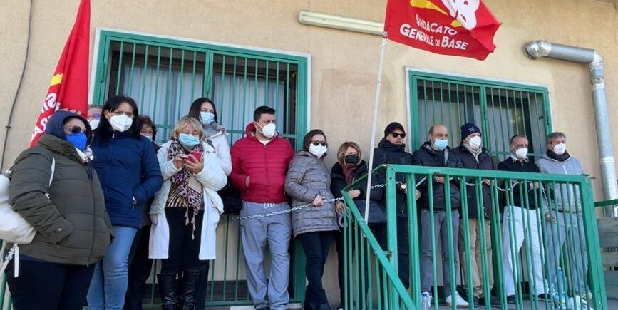 Mensa ospedaliera, operatori incatenati a Corigliano Rossano. «Pretendiamo sicurezza» – VIDEO
