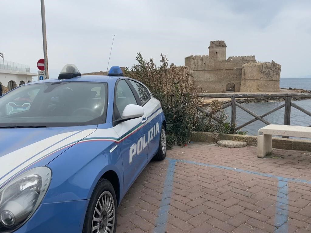 Le Castella, denunciato e sanzionato il titolare di un chiosco senza autorizzazioni