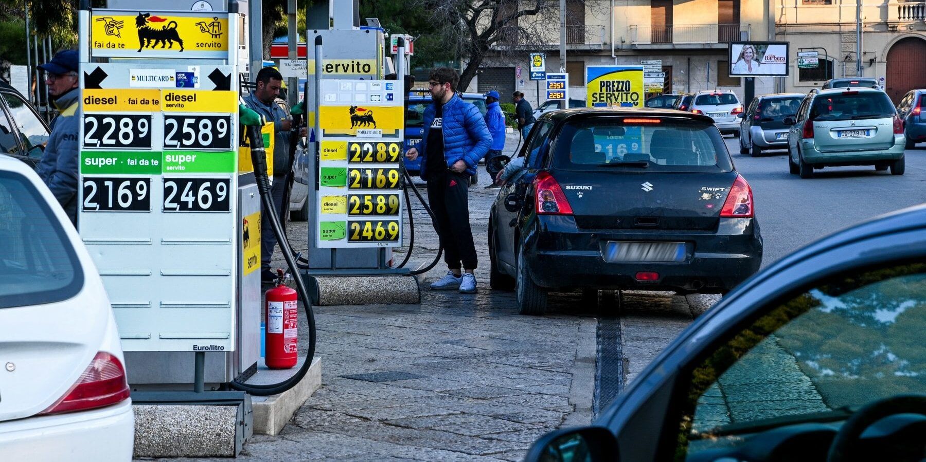 Rincari 2023 per bus, metro, autostrade e benzina