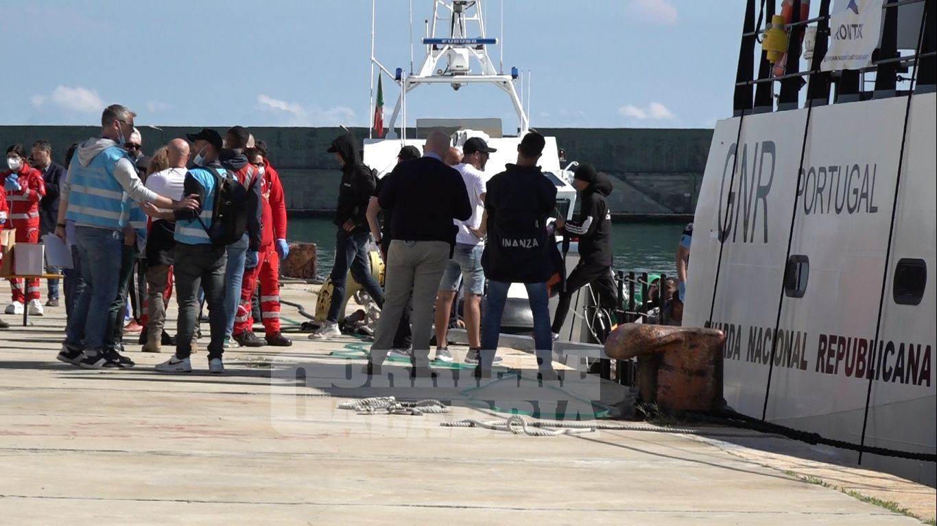 A Crotone sbarcano 138 migranti. C’è anche un neonato