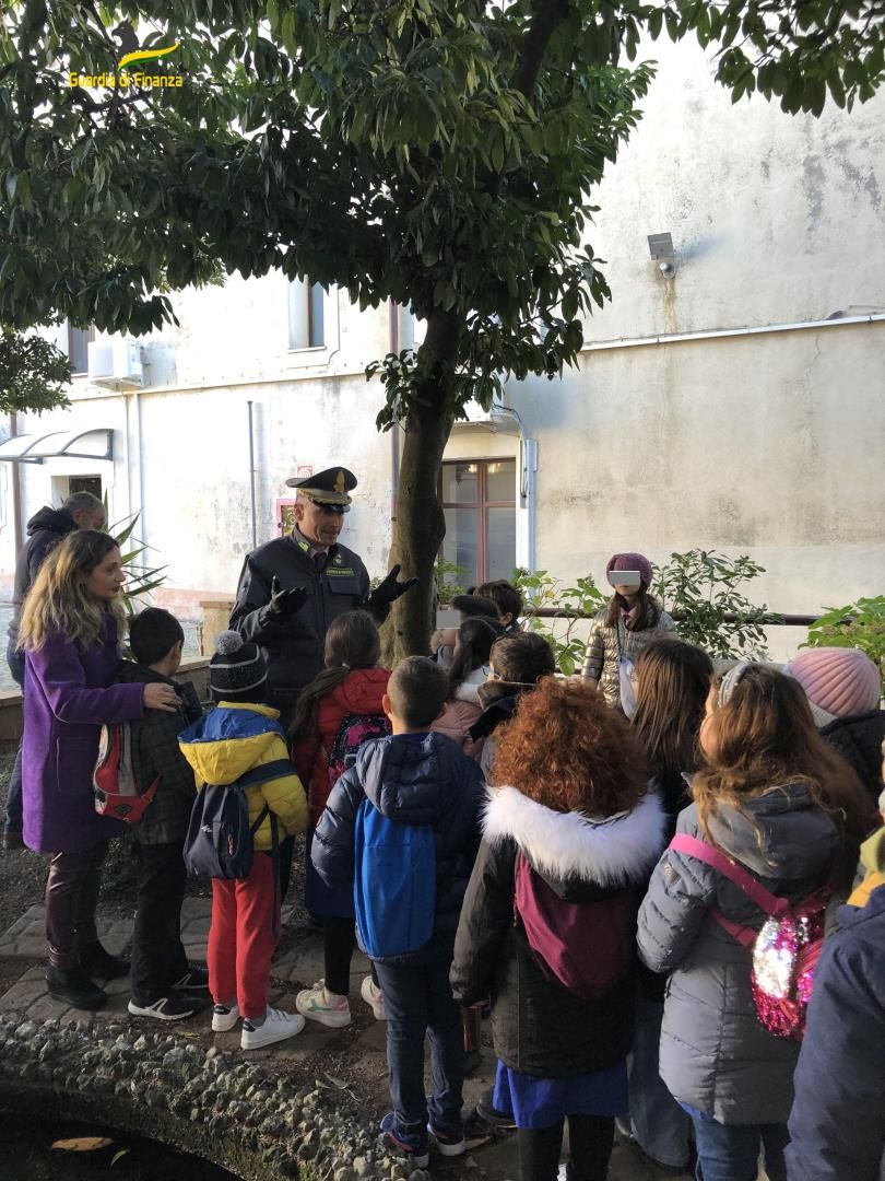 Gli alunni del “Galluppi” a scuola di legalità al Comando delle fiamme gialle