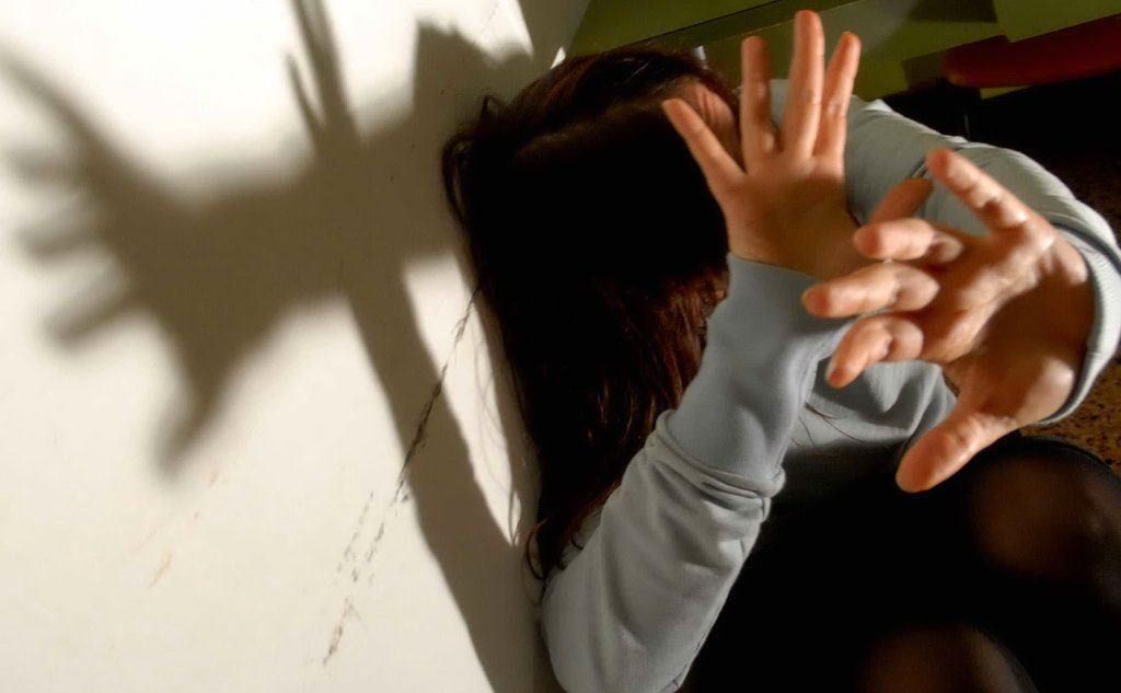 Aggredisce la moglie dopo aver letto degli sms