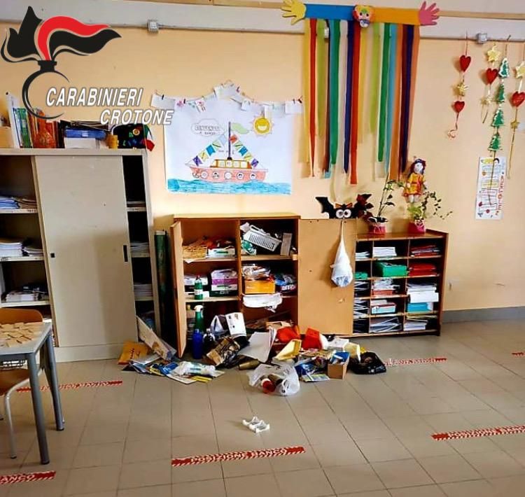 Furto aggravato al “Rosmini” di Crotone, arrestato 26enne