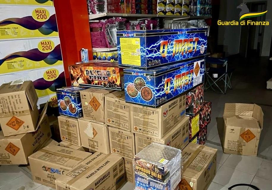 Corigliano, 140mila fuochi d’artificio nascosti nel garage di una palazzina: un arresto – VIDEO