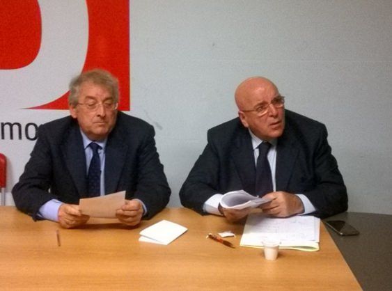 L'incendio divampa, il Pd sta a guardare