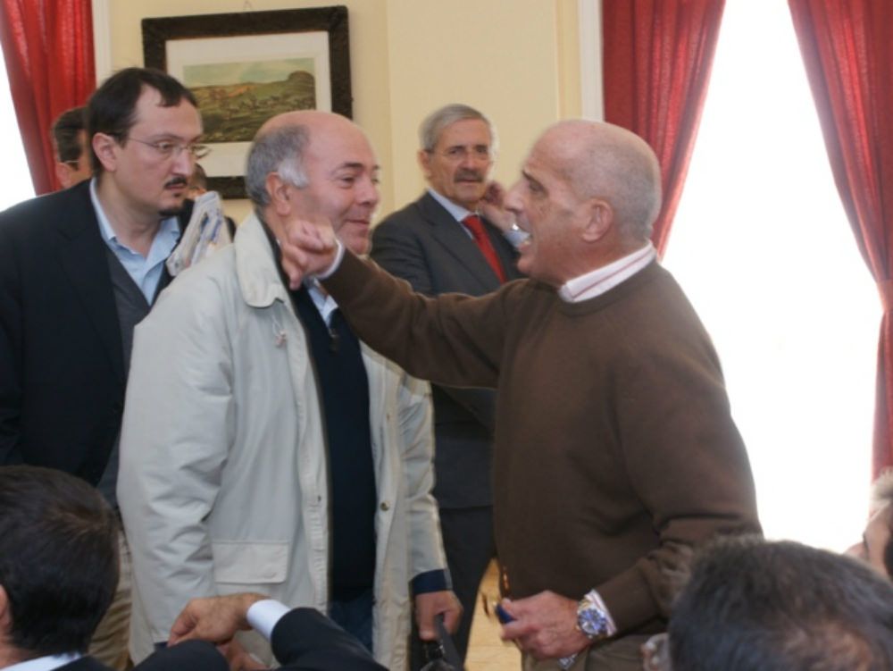 Urla e spintoni al congresso calabrese dell`Anci che decide di non decidere
