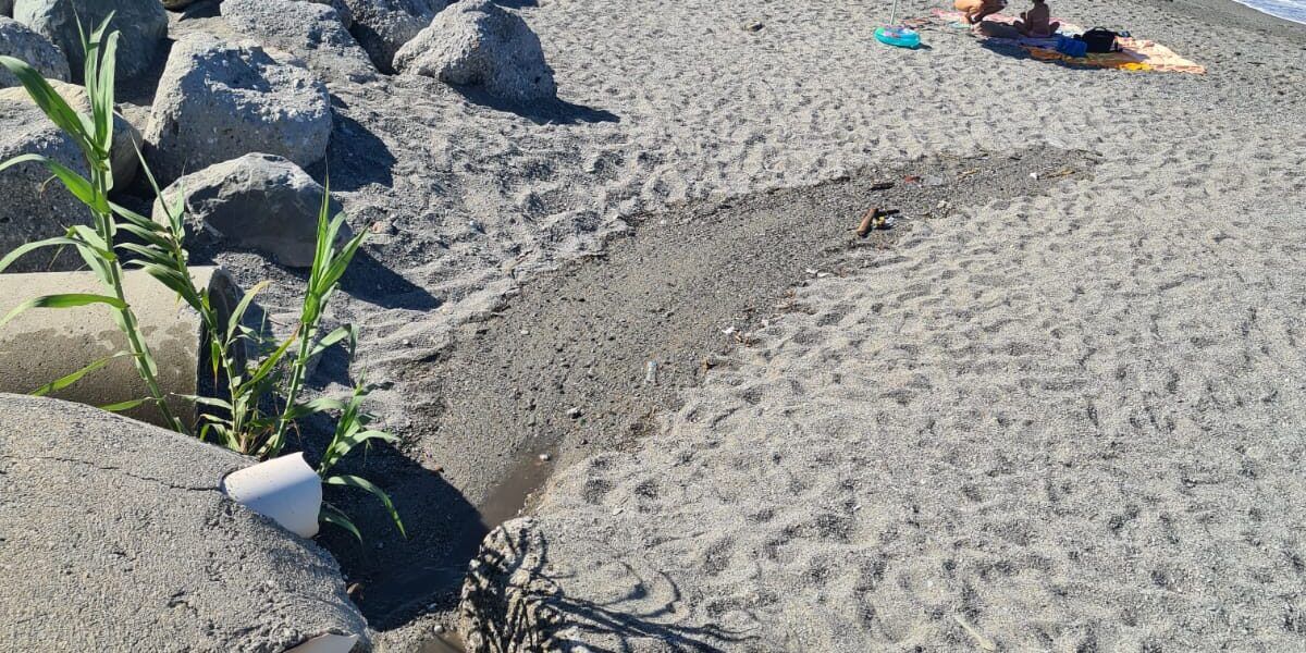 Scarichi in spiaggia e solite “macchie” sul Tirreno (tra le proteste dei bagnanti) – FOTO E VIDEO