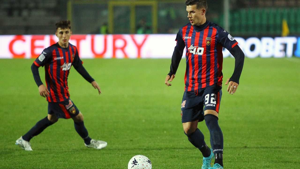 Vicenza-Cosenza, danneggiano il bus e aggrediscono l’autista: Daspo a 3 tifosi