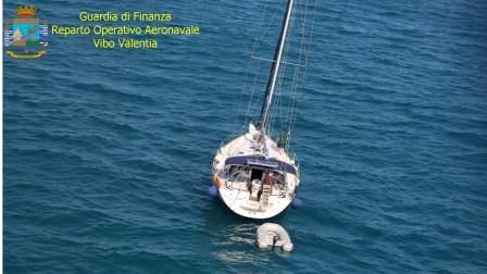 Traffico illegale di migranti, fermati veliero e scafisti al largo di Capo Spartivento