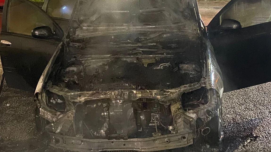 Corigliano Rossano, nella notte trovata auto incendiata nell’area industriale lungo la Statale 106