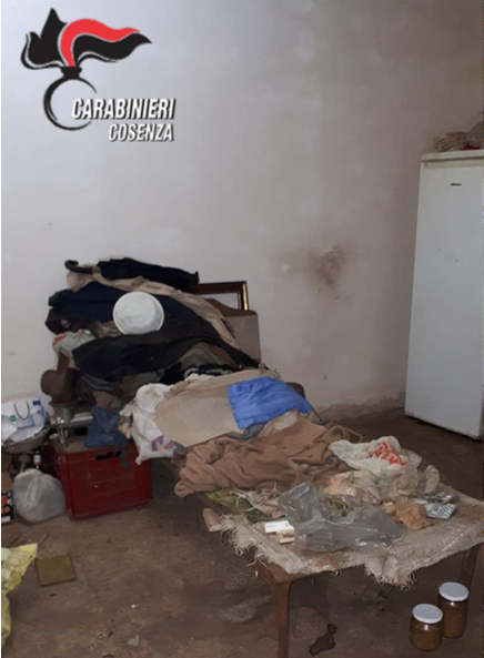 Paterno, viveva tra stracci e rifiuti: anziano soccorso dai carabinieri