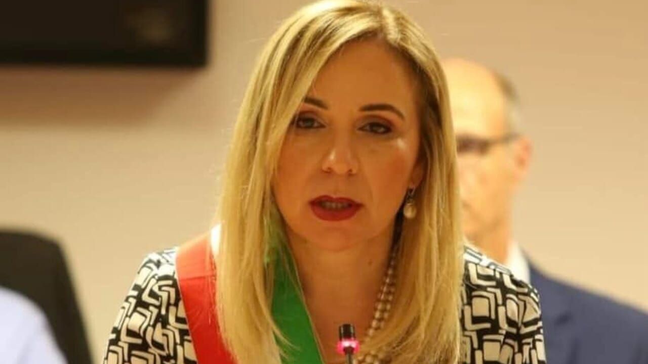 Gioia Tauro, due intimidazioni alla sindaca: «Da lunedì mi incatenerò al Comune e farò lo sciopero della fame»
