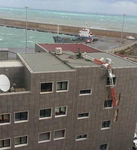 Crotone, il vento abbatte l'antenna della Capitaneria di porto