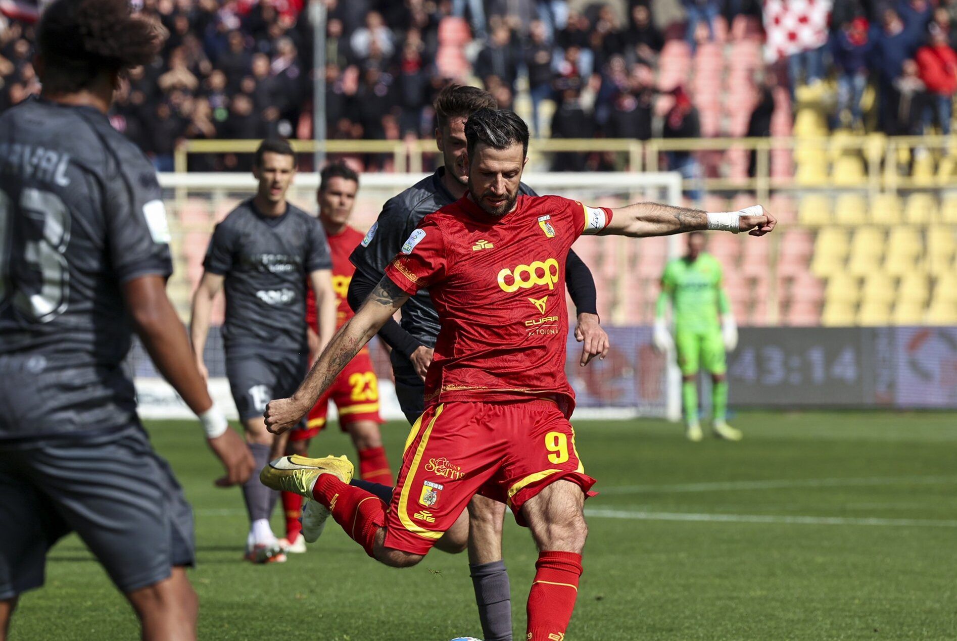 Serie B, al Ceravolo è festa del gol ma finisce in parità: Catanzaro-Bari 3-3