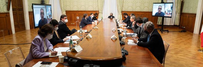 Super green pass esteso ai trasporti. No alla quarantena con dose “booster”