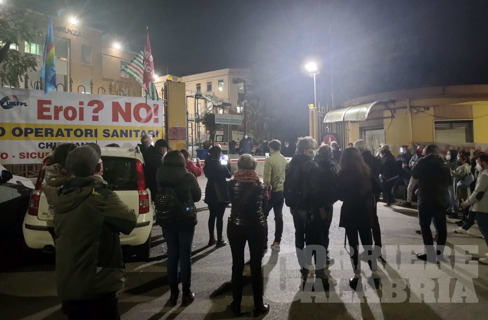 Cosenza, sit in davanti l'ospedale. «Bene Gino Strada ma va azzerato il debito»