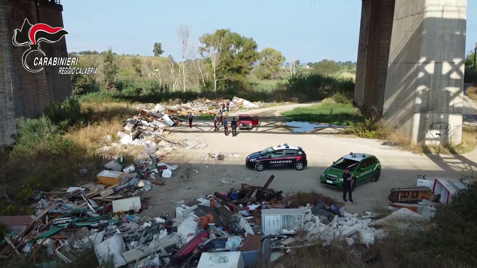 Rifiuti industriali e pericolosi, sequestrate due discariche abusive a Gioia Tauro – FOTO E VIDEO