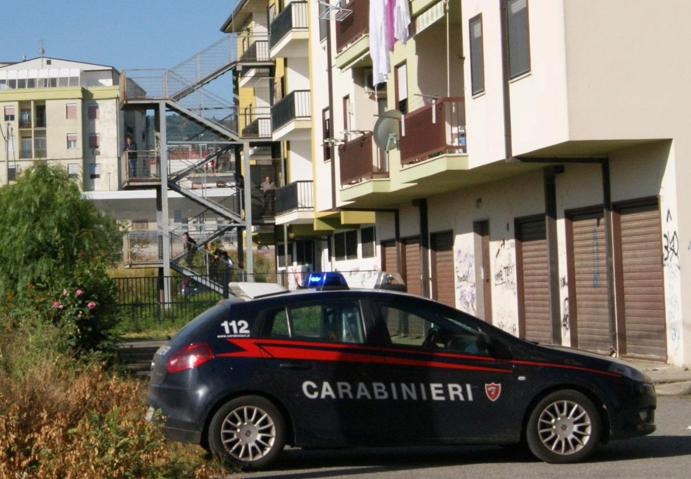 Corigliano Rossano, i vicini litigano e lui interviene con la pistola: denunciati