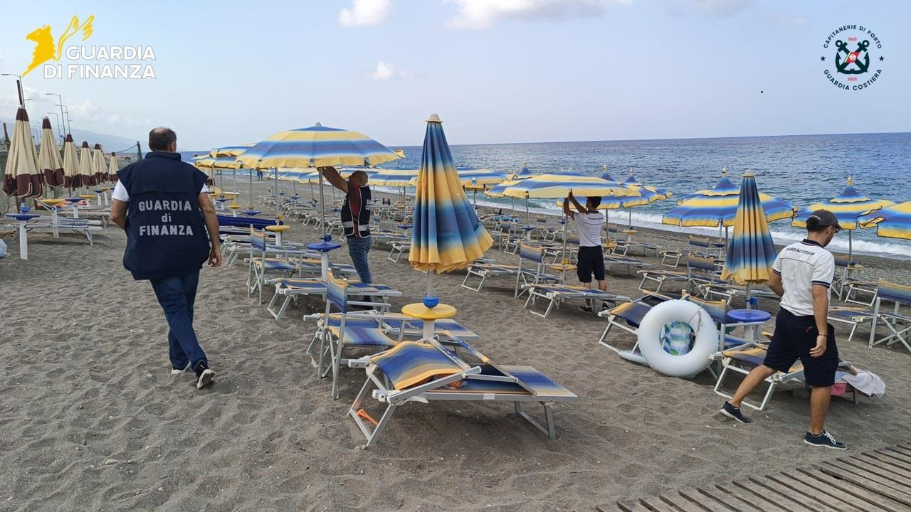 Stabilimento balneare senza concessione a Paola, sequestrata un’area di 1.800 metri quadrati – FOTO