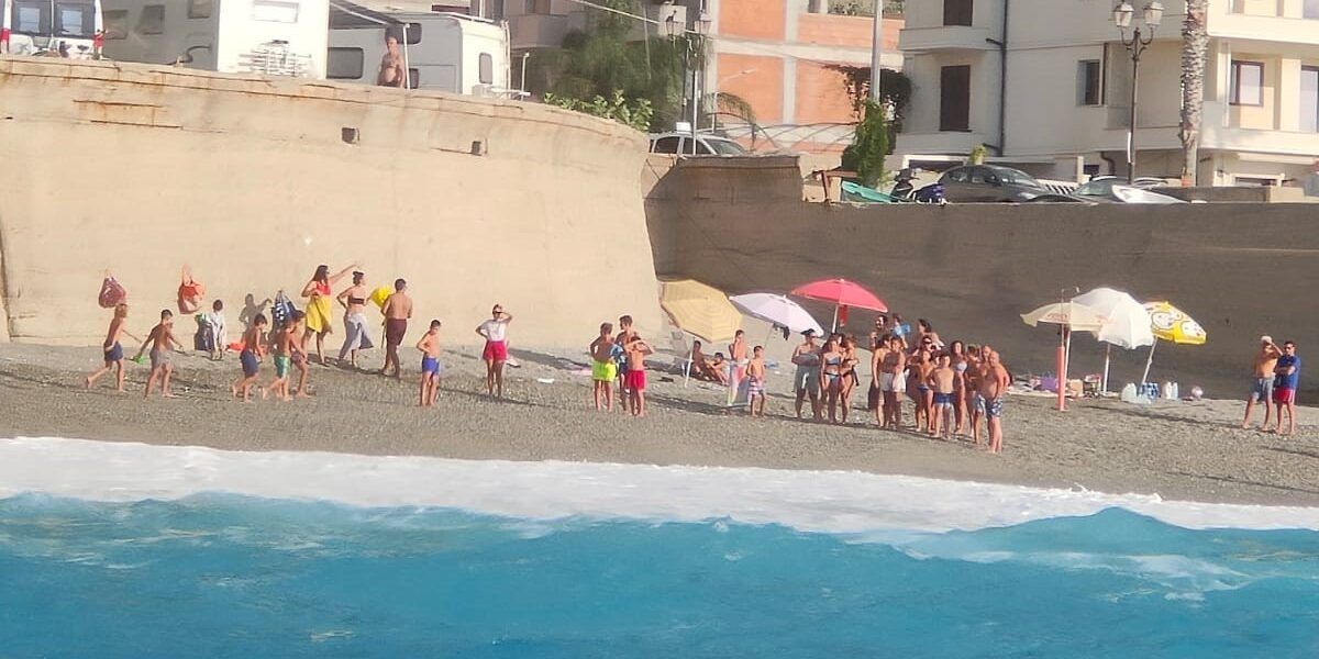 Rischiano di annegare a Bagnara, quattro giovani salvati da un poliziotto di Reggio Calabria