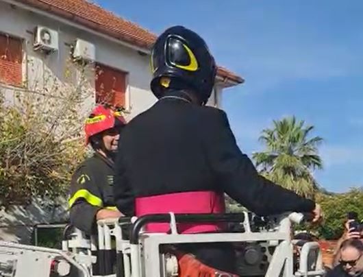 Protesta al Consorzio di bonifica, mons. Savino sale sul tetto e convince i lavoratori a scendere – VIDEO