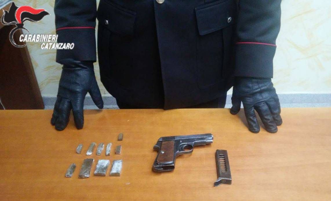 Pistola con matricola abrasa in casa, arrestato 30enne di Belcastro