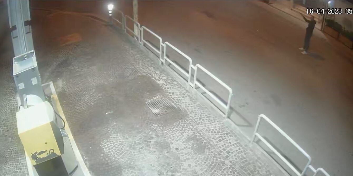 Spari contro un distributore di benzina a Isola Capo Rizzuto, i carabinieri scoprono il responsabile