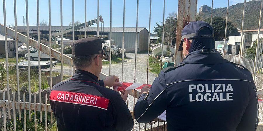Abusivismo edilizio e gestione illecita di rifiuti, sigilli a un’azienda di rimessaggio imbarcazioni