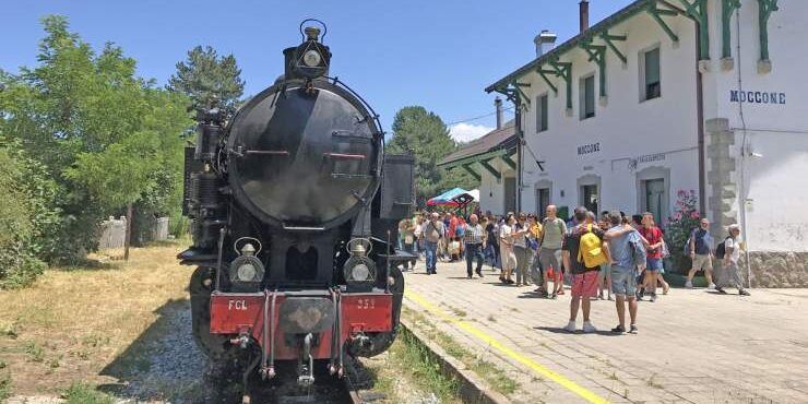 Prima corsa estiva per la locomotiva a vapore della Sila – VIDEO