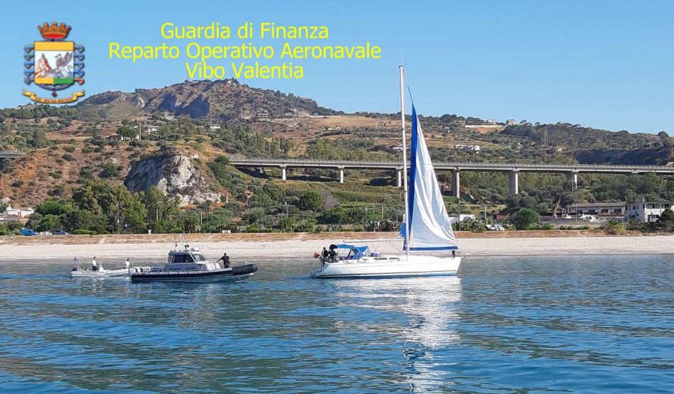 Roccella, sbarcano 42 migranti curdi e iraniani: fermati due scafisti