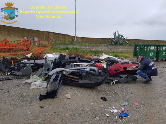 Rottami smaltiti vicino a un torrente, una denuncia a Corigliano Rossano