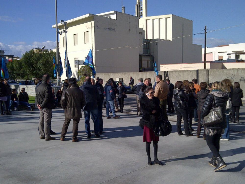 La protesta "divisa" davanti al Palazzo