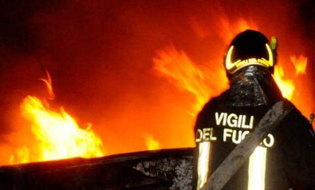 Catanzaro, magazzino in fiamme nella notte