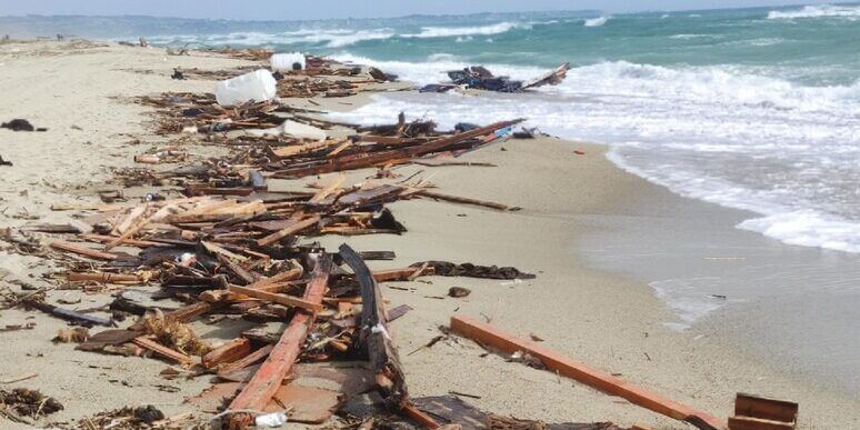 Naufragio di Cutro, la difesa di un finanziere: «I veri colpevoli sono gli scafisti»