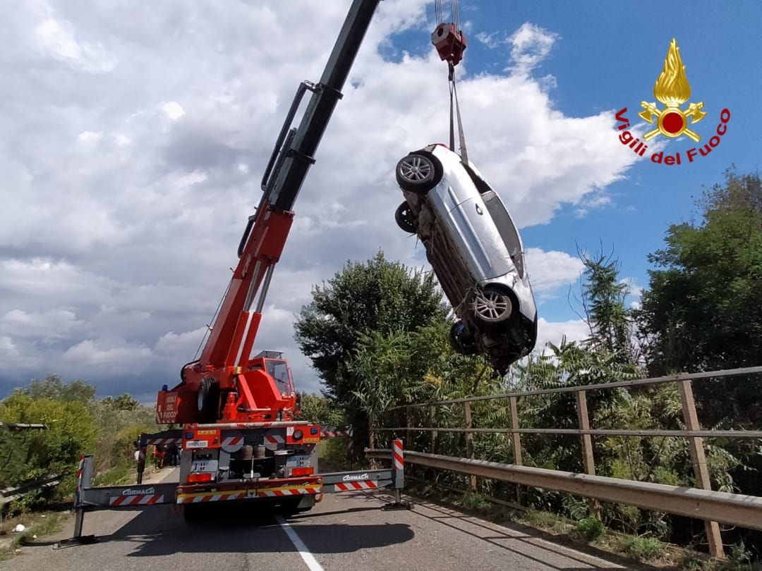 Lamezia, 18enne ritrovato senza vita nella propria auto in un torrente